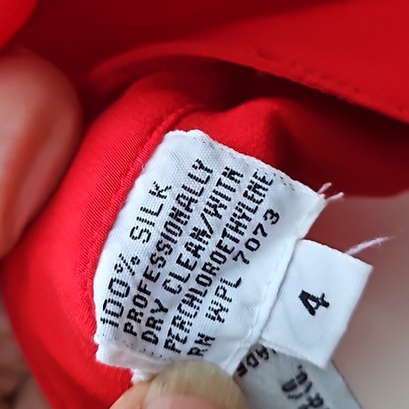 Vintage SPITALNICK 100% red silk size 4 long blouse padded shoulders - Picture 9 of 11